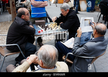 Spanische Männer spielen Schach im Parque Santa Catalina in Las Palmas auf Gran Canaria Stockfoto