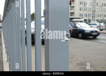 Reste des Warschauer Uprasing von 1944 gegen die Nazi-Besatzung. Einschusslöcher in Metallzaun auf Zelazna Straße. Stockfoto