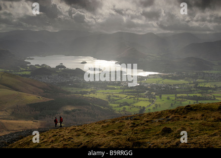 Wanderer, Derwentwater von Skiddaw Stockfoto