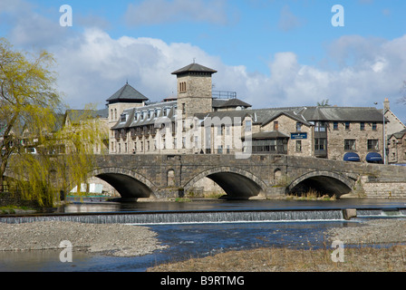 Riverside Hotel und Stramongate Brücke über den Fluss Kent, Kendal, Cumbria, England UK Stockfoto