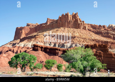 Blick auf die Burg von der Autobahn 24 in Capitol Reef Nationalpark Utah USA Stockfoto