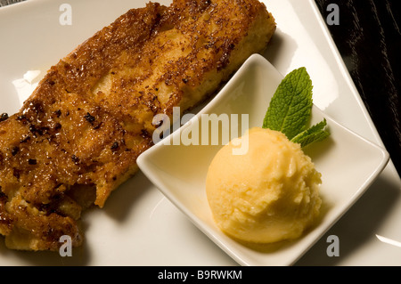 Toulouse Le Bon Vivre Restaurant.  Köstliche Schmerz Perdu und Vanille-Eis Stockfoto