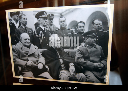 Foto von Churchill, Roosevelt und Stalin auf der Konferenz von Jalta; auf dem Display in Livadia-Palast in der Krim, Ukraine. Stockfoto