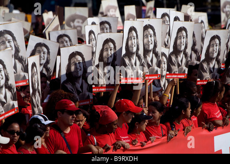 Menschen marschieren mit Che Guevara-Porträt in Havanna, Kuba Stockfoto