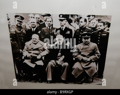 Foto von Churchill, Roosevelt und Stalin auf der Konferenz von Jalta; auf dem Display in Livadia-Palast in der Krim, Ukraine. Stockfoto