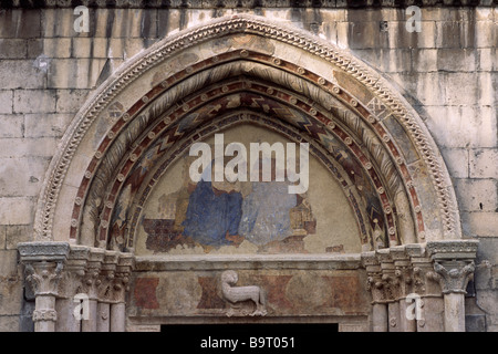 Italien, Abruzzen, Sulmona, Kirche Santa Maria della Tomba, romanisches Tympanum aus nächster Nähe Stockfoto