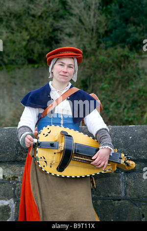 Mittelalterliche Minnesänger spielen altmodische Handkurbel - gedreht Drehleier Saiteninstrument in Hawick Reivers, Scottish Borders, Hawick Scotand, Großbritannien Stockfoto