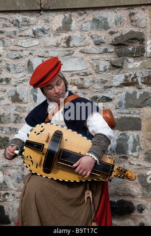 Rachael Frost (HERR) spielt Drehleier, ein Saiteninstrument, Hocke, birnenförmige Geige, Hawick Reivers Festival, Scottish Borders, Schottland, UK Hawick Stockfoto