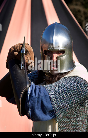 Behelmte mittelalterliche Schwertkämpfer aus dem 13. - 16. Jahrhundert; bewaffnete kostümierte Darsteller, Soldaten beim Hawick Reivers Festival, Scottish Borders, Schottland, Großbritannien Stockfoto