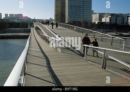 Paris, Pont Simone de Beauvoir, Blick in Richtung der linken seine-Ufer und Bibliothèque Nationale, am frühen Morgen. Stockfoto