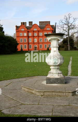 Sonnenuhr und Kew Palace, Royal Botanic Gardens, Kew, London, Richmond, Surrey, TW9 3AB UK. Stockfoto