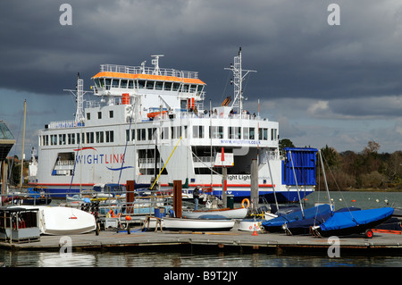 Wightlink Fähre Weißlicht verlassen Lymington nach Yarmouth auf der Isle Of Wight gesehen hier auf Lymington Fluß gebunden Stockfoto