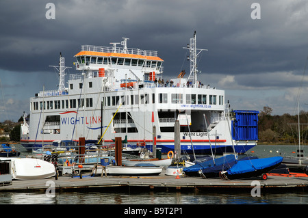 Wightlink Fähre Weißlicht verlassen Lymington nach Yarmouth auf der Isle Of Wight gesehen hier auf Lymington Fluß gebunden Stockfoto