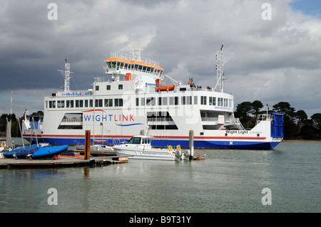 Wightlink Fähre Weißlicht verlassen Lymington nach Yarmouth auf der Isle Of Wight gesehen hier auf Lymington Fluß gebunden Stockfoto