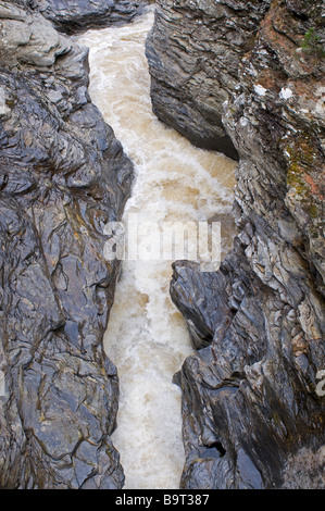 Wogende Wasser durchlaufen die enge Felsenschlucht der Linn Dee Mar Lodge Braemar Aberdeenshire SCO 2202 Stockfoto