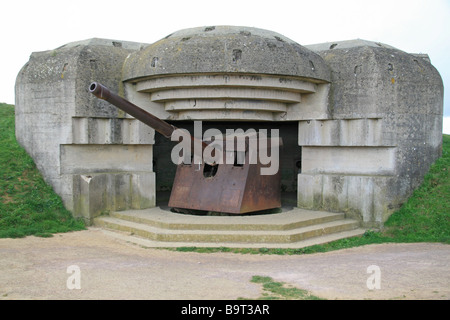 Ein 150-mm-Geschütz in einer der vier Flügel der Batterie Longues-Sur-Mer befindet sich westlich von Arromanches-Les-Bains in der Normandie. Stockfoto