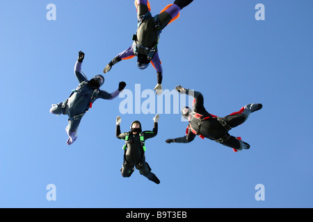 Vier Fallschirmspringer im freien Fall Stockfoto