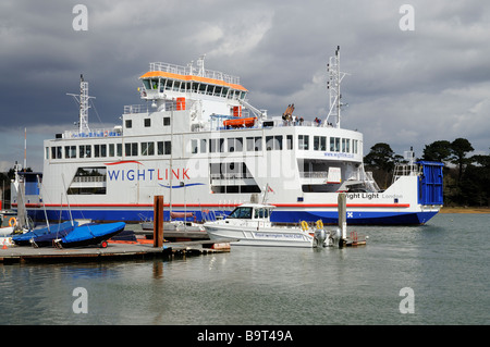 Wightlink Fähre Weißlicht verlassen Lymington nach Yarmouth auf der Isle Of Wight gesehen hier auf Lymington Fluß gebunden Stockfoto