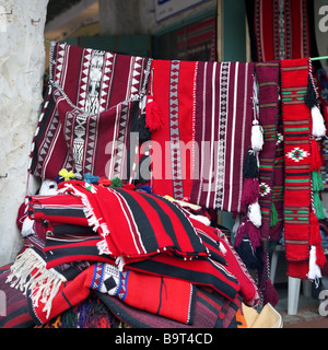 Traditionelle arabische Textil-Designs auf Verkauf im Filmbild Souq Waqif Katar Arabien 6 x 6 Stockfoto