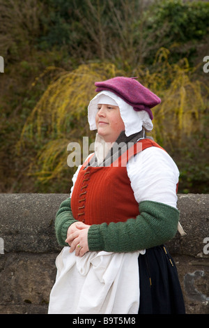 Kostümierte weibliche Mittelalterdarsteller   Hawick Reivers Festival, Scottish Borders, Hawick in Schottland, Großbritannien Stockfoto