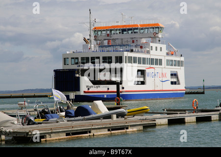 Wightlink Fähre Weißlicht verlassen Lymington nach Yarmouth auf der Isle Of Wight gesehen hier auf Lymington Fluß gebunden Stockfoto