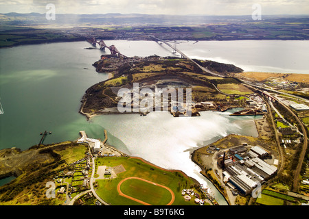 Foto Luftaufnahme des Forth Bridges von Inverkeithing Stockfoto