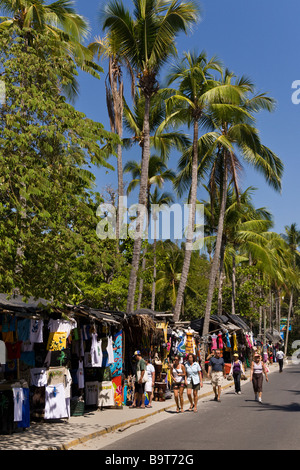 Die Geschäfte entlang der Straße von Manuel Antonio Beach, Costa Rica. Stockfoto