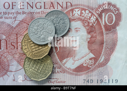 alte britische Münzen auf einer zehn-Schilling-Anmerkung Stockfoto