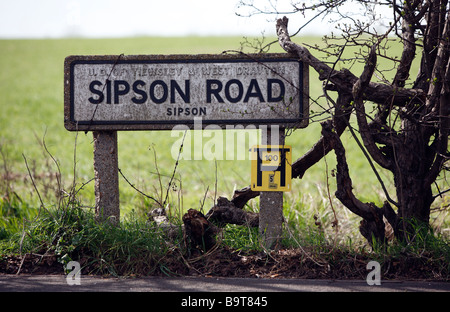 Verkehrszeichen für Sipson Dorf, in der Nähe von Heathrow Airport. Stockfoto