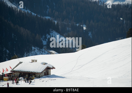 Mountain Chalet Restaurant l'arpette auf Pisten über Belle Plagne in der französischen Savoyer Alpen mit Skifahrer Stockfoto