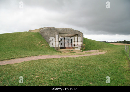 Ein 150-mm-Geschütz in einer der vier Flügel der Batterie Longues-Sur-Mer befindet sich westlich von Arromanches-Les-Bains in der Normandie. Stockfoto