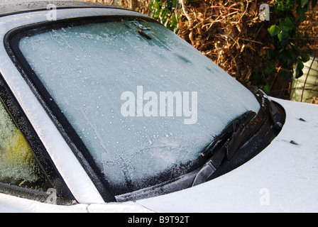 Kfz Auto Windschutzscheibe Frontscheibe bedeckt in Frost und Eis Stockfoto
