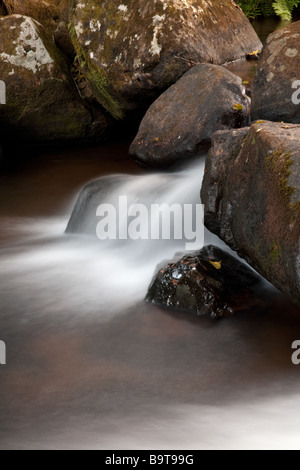 Ein kleiner Wasserfall auf einen Stream in Zomba Plateau bei einer langsamen Verschlusszeit fotografiert Stockfoto