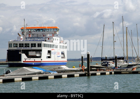 Wightlink Fähre Weißlicht verlassen Lymington nach Yarmouth auf der Isle Of Wight gesehen hier auf Lymington Fluß gebunden Stockfoto