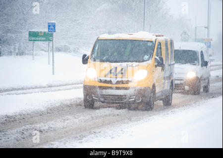 AA Automobilclub van Fahrt entlang einer Straße in England im Winter überdacht Stockfoto