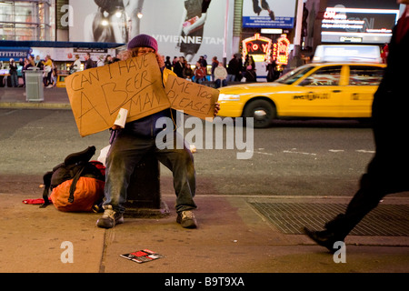 Ein Obdachloser bettelte auf dem Times Square, New York City, USA Stockfoto