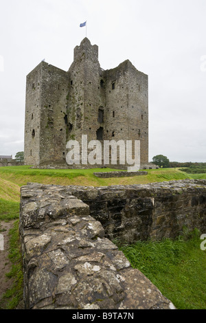 Trim Castle und seinen Stadtmauern. Der Hauptturm der Trim Castle, eine irische Turmhaus verwendet als Set in den Film Braveheart Stockfoto