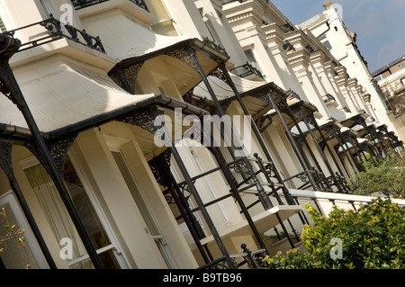 Eine Reihe von terrassenförmig angelegten viktorianischen Seestadt Villen in Sillwood Straße Brighton Stockfoto