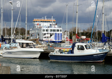 Wightlink Fähre Weißlicht verlassen Lymington nach Yarmouth auf der Isle Of Wight gesehen hier auf Lymington Fluß gebunden Stockfoto