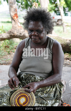 Aborigines Frau an der Injalak Arts And Crafts, Arnhemland, Australien Stockfoto