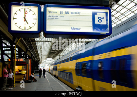 ein Sprinter intercity Bahnsteig verlassen Centraal Station in Amsterdam holland Stockfoto