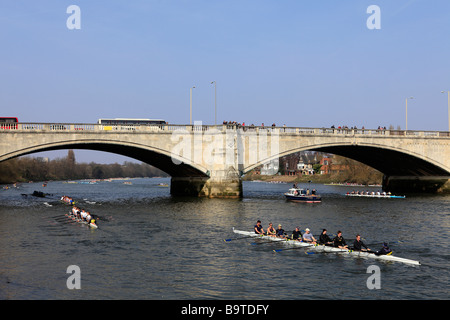 Vereinigtes Königreich West London Chiswick bridge die Spitze des Rennens Fluss Stockfoto
