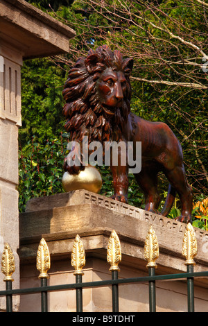 Statue eines Löwen vor den Toren Royal Victoria Park in der Stadt Bath im Südwesten Englands Stockfoto