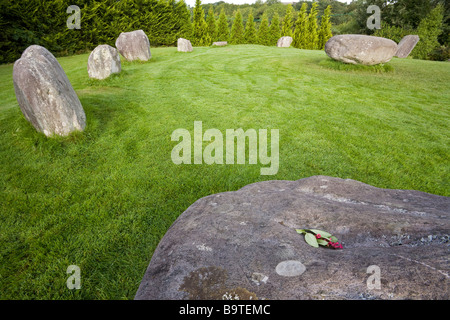 Steinkreis mit Angebot. Eines der größten Steinkreise im Südwesten Irlands mit einem Angebot an eine rote Blume auf Dolmen Stockfoto