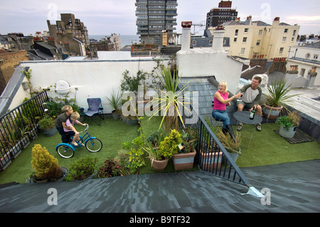 Eine Familie auf dem Dachgarten von ihrer Stadtzentrum Mittelhaus in Brighton UK Stockfoto