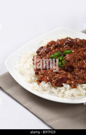 Ein Teller mit Chili Con Carne mit Reis und grünem Chili garnieren Stockfoto