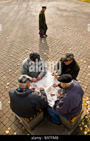 Gruppe von alten Männern Spielkarten in Wohrmann´s Garten, Riga, Lettland, Europa Stockfoto