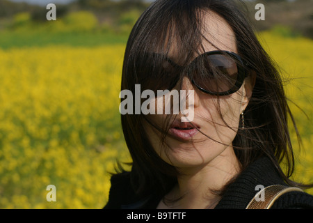 Junge Frau auf dem Gebiet der gelbe Wildblumen, Insel Jeju, Korea Stockfoto
