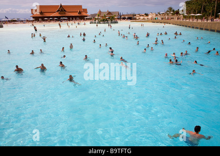 Eine riesige Welle begrüßt Besucher an den Strand der Siam Park auf Teneriffa Stockfoto