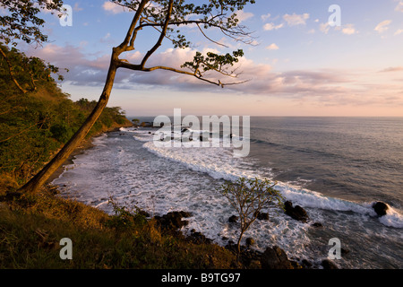 Wellen brechen an der Pazifikküste im Surf Haven von Playa Hermosa nur 5 km südlich von Playa Jaco in der Provinz Puntarenas, Costa Rica. Stockfoto